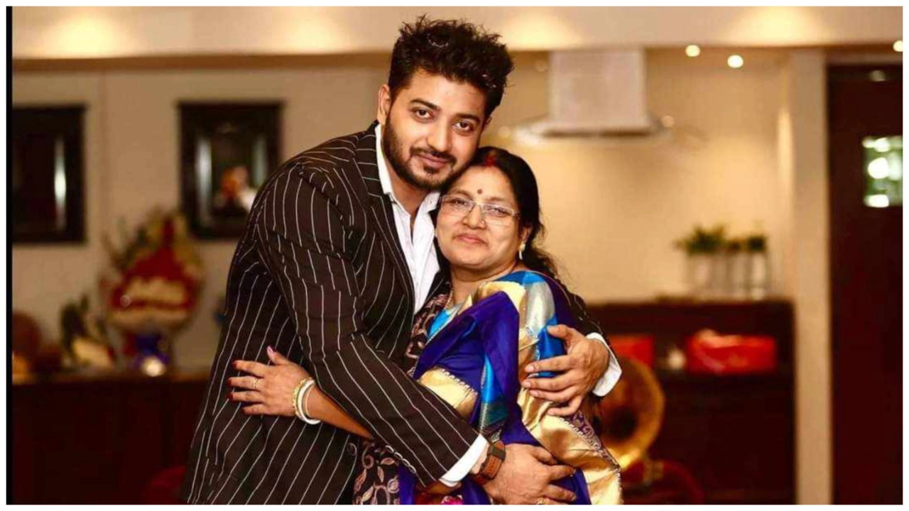 মা স্বপ্না সাহার সঙ্গে বাপ্পী চৌধুরী। ছবি : সংগৃহীত