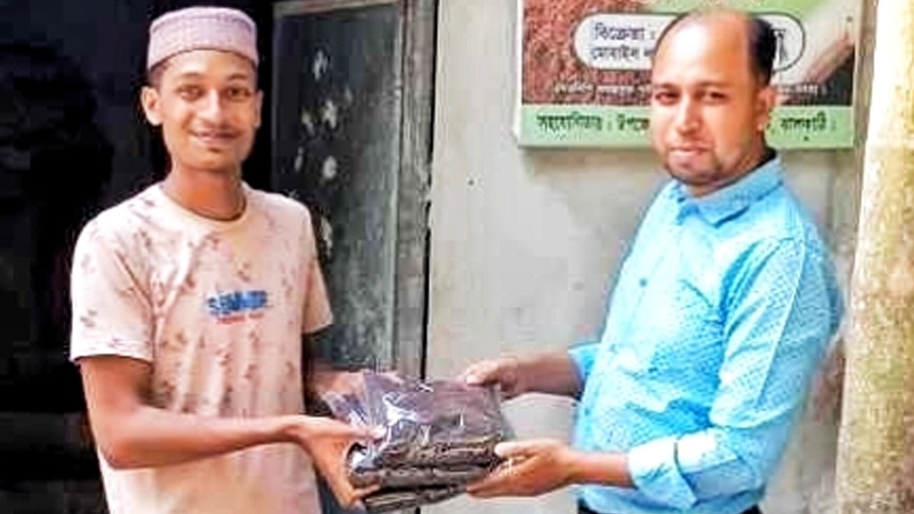 কেঁচো সার উৎপাদন করে স্বাবলম্বী ঝালকাঠির তরুণ কৃষক রেজাউল। ছবি : কালবেলা