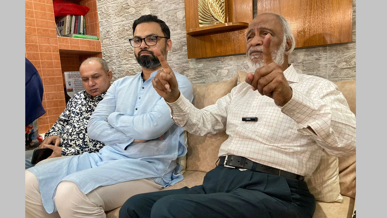 পল্লবীতে সদ্য কারামুক্ত আমিনুল হকের সঙ্গে সৌজন্য সাক্ষাৎ শেষে সাংবাদিকদের সঙ্গে কথা বলেন মঈন খান। ছবি : কালবেলা