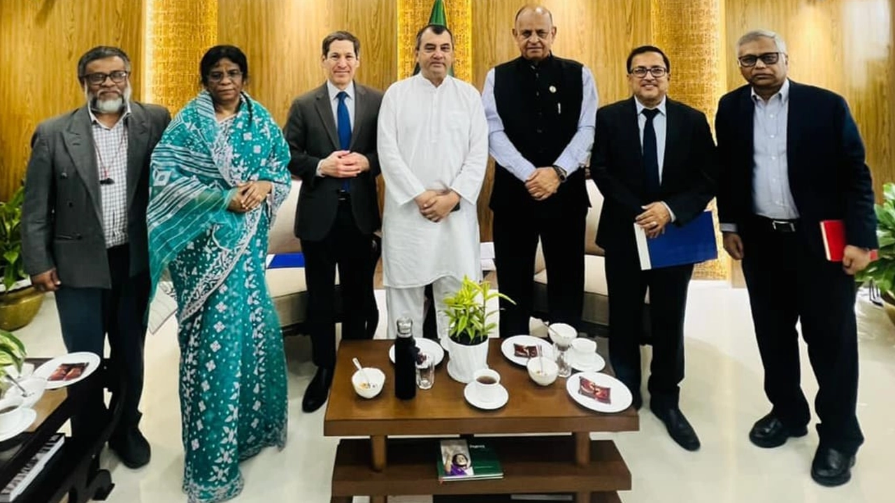 সাবের হোসেন চৌধুরী এবং ডা. সামন্ত লাল সেনের সঙ্গে আন্তর্জাতিক প্রতিষ্ঠান রিজলভ টু সেভ লাইভসের প্রতিনিধিদলের  বৈঠক। ছবি : সৌজন্য
