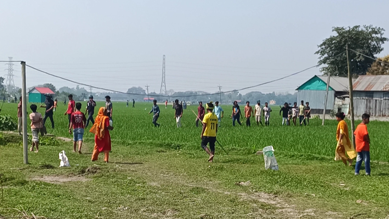 ব্রাহ্মণবাড়িয়ায় দুপক্ষের সংঘর্ষ। ছবি : কালবেলা