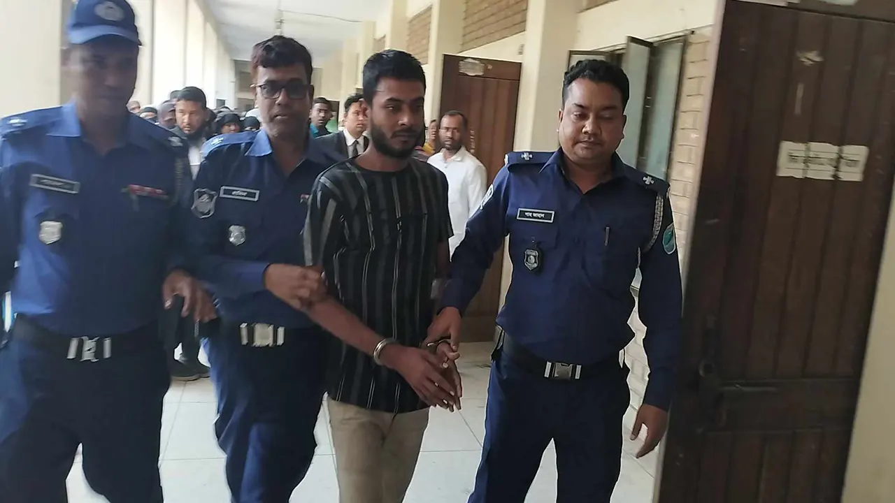 নারায়ণগঞ্জের রূপগঞ্জে শিশু জয়ন্ত হত্যা মামলায় আদালত প্রাঙ্গণে আসামি অনিক চন্দ্র দাস। ছবি : কালবেলা