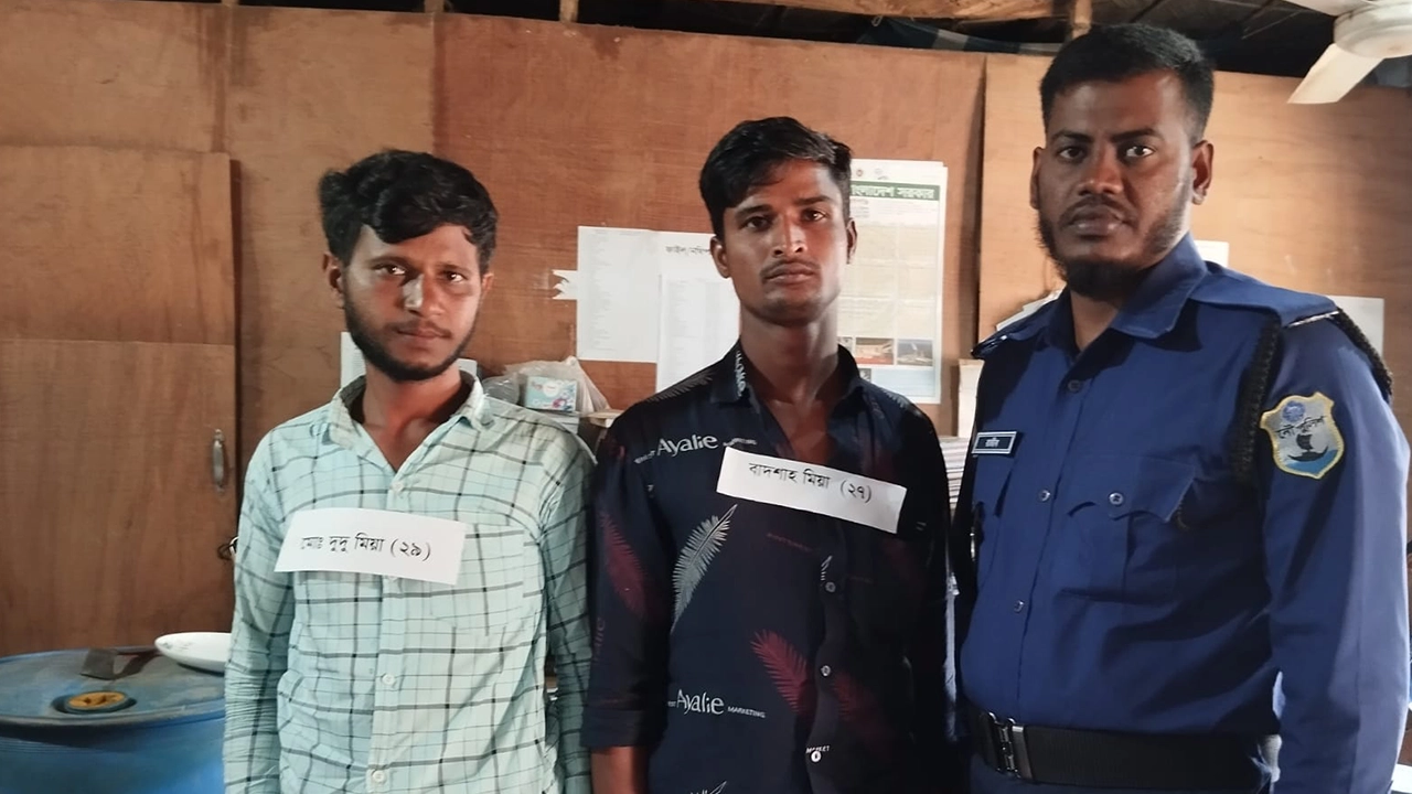 গ্রেপ্তার হওয়াদের মধ্যে দুজন। ছবি : কালবেলা