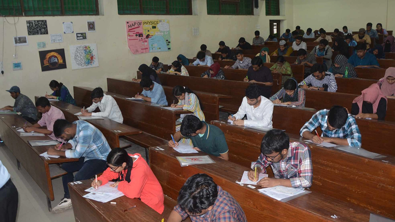রাজশাহী বিশ্ববিদ্যালয়ে পরীক্ষা দিচ্ছেন ভর্তিচ্ছুরা। ছবি : কালবেলা