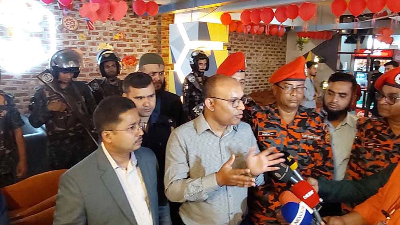 বগুড়ায় বিভিন্ন রেস্তোরাঁয় অভিযান চালায় প্রশাসন। ছবি : কালবেলা
