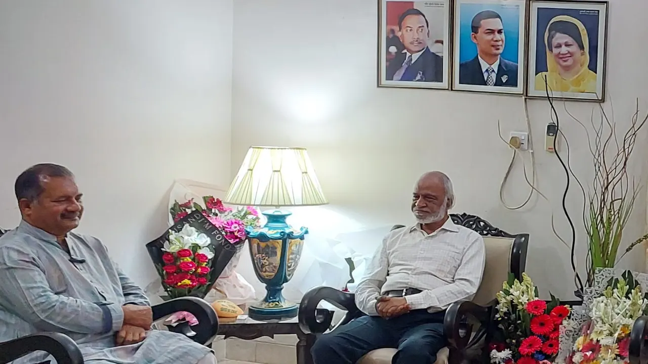 মঙ্গলবার রাজধানীর ধানমন্ডিস্থ জহির উদ্দিন স্বপনের বাসায় যান ড. মঈন খান। ছবি : কালবেলা