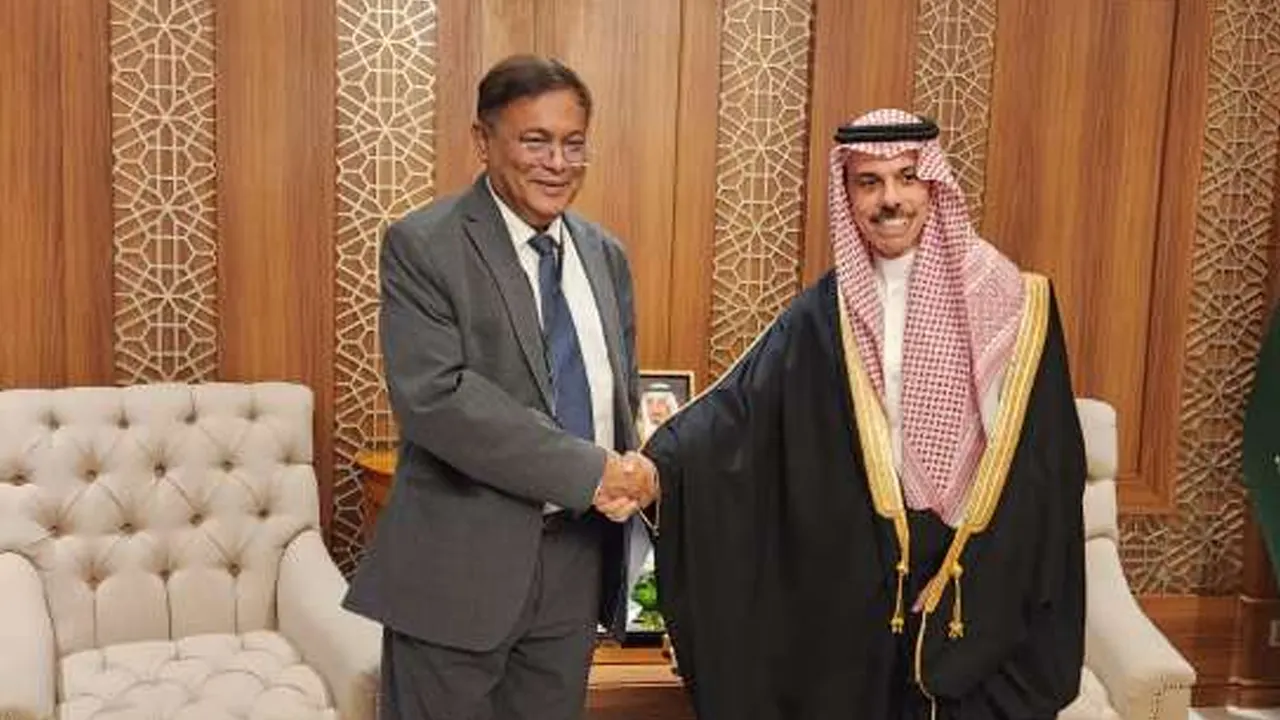 সৌদি আরবের পররাষ্ট্রমন্ত্রী ফয়সাল বিন ফারহান আল সৌদের সাথে সাক্ষাৎ করেন পররাষ্ট্রমন্ত্রী হাছান মাহমুদ। ছবি : সংগৃহীত