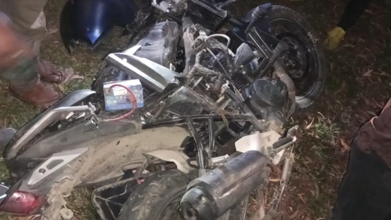 ডিআই পিকআপের সংঘর্ষে দুমড়ে মুচড়ে যাওয়া মোটরসাইকেল। ছবি : কালবেলা