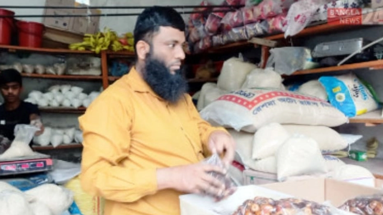 ফরিদগঞ্জ পৌর ৯নং ওয়ার্ডের দোকানি শাহ আলম। ছবি : কালবেলা