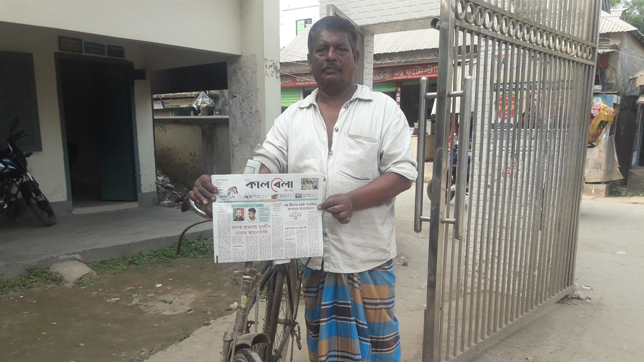 কালবেলা পত্রিকা হাতে হকার বাদল মিয়া। ছবি : কালবেলা