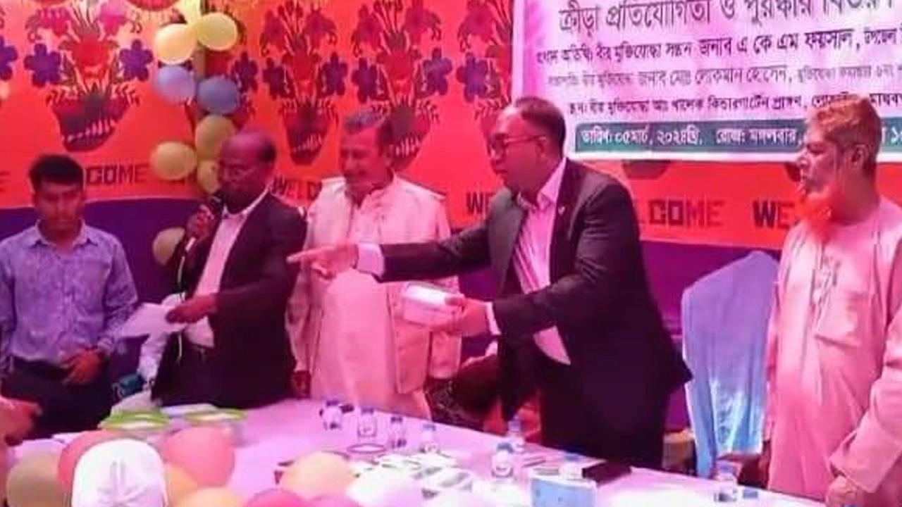 অবৈধ কিন্ডারগার্টেন উদ্বোধনের সময় প্রধান অতিথি ছিলেন ইউএনও এ কে এম ফয়সাল। ছবি : কালবেলা
