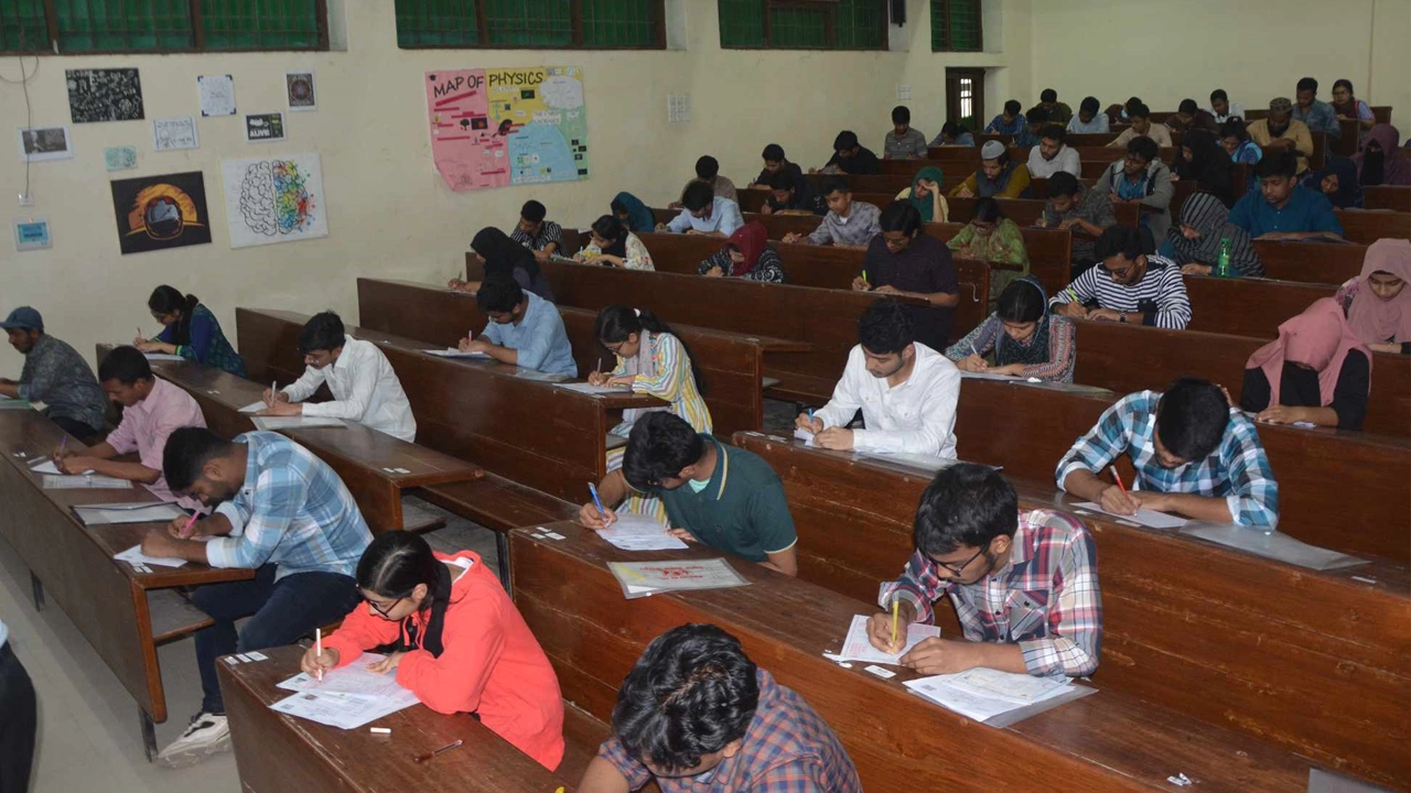 রাজশাহী বিশ্ববিদ্যালয়ের ভর্তি পরীক্ষার হল। ছবি : কালবেলা
