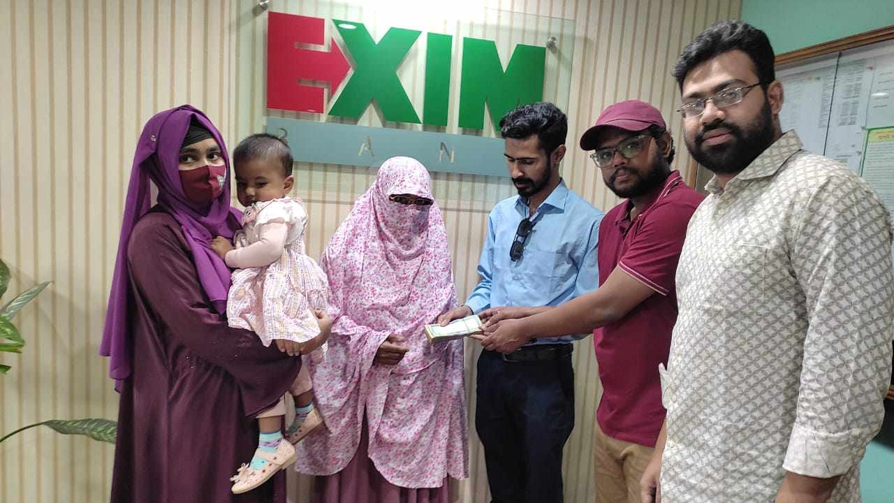 ৪১তম বিসিএস-এর সুপারিশপ্রাপ্ত রুবেল পারভেজের পরিবারের কাছে আর্থিক সহায়তা তুলে দেন বিসিএস অল ক্যাডারস ফোরাম। ছবি : সংগৃহীত