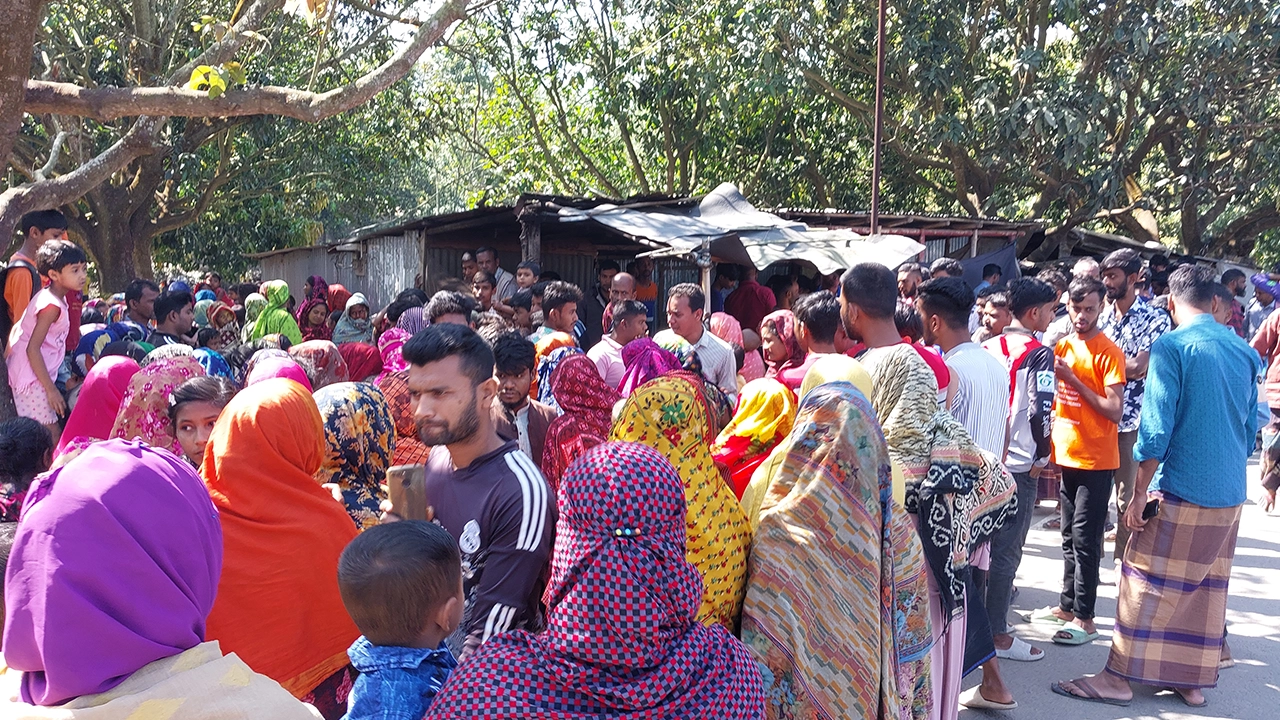 রাজশাহীর দুর্গাপুরে ট্রাক ও মোটরসাইকেল মুখোমুখি সংঘর্ষে এসএসসি পরীক্ষার্থী নিহত। ছবি : কালবেলা