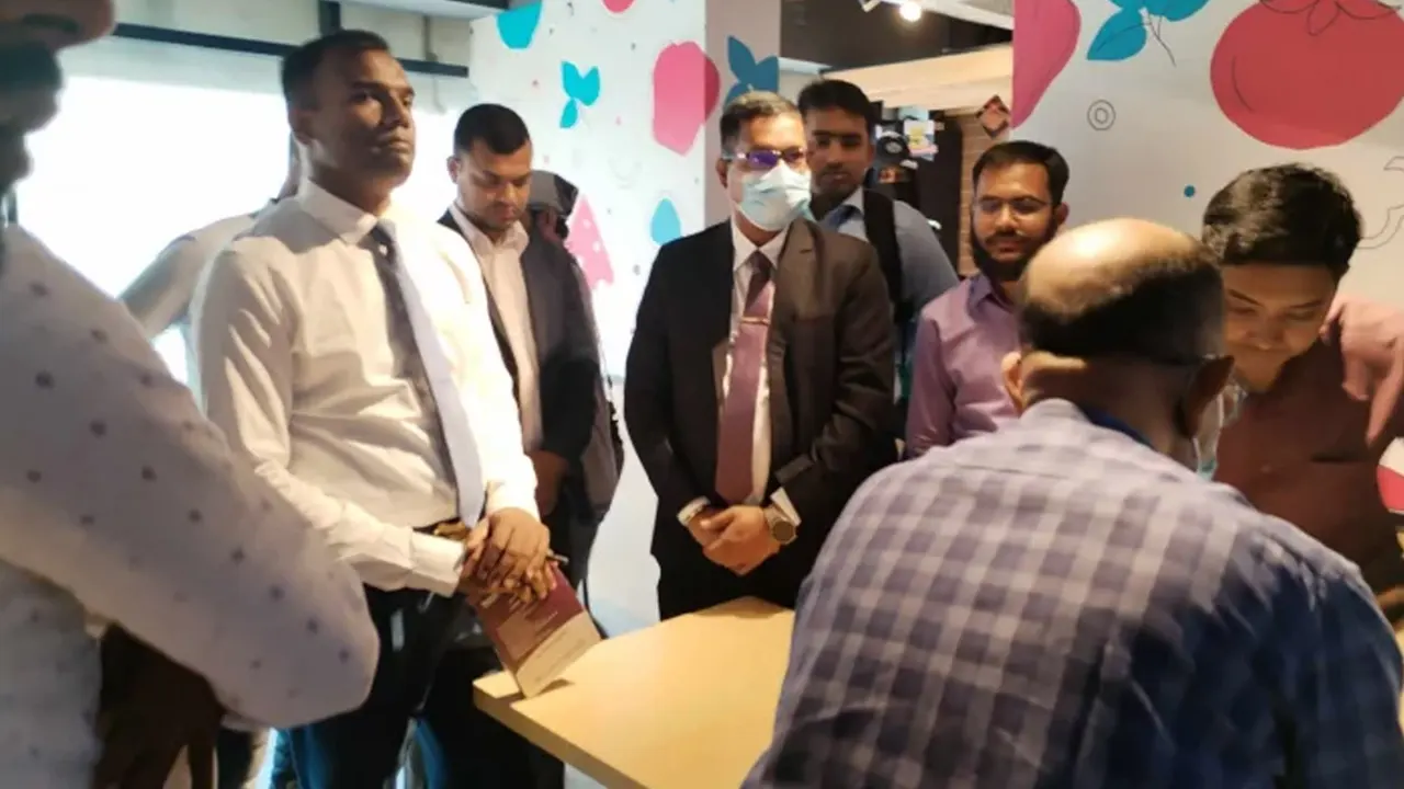 বুধবার রাজধানীর খিলগাঁও এলাকায় রাজউক অভিযান চালায় কয়েকটি রেস্টুরেন্টে। ছবি : কালবেলা