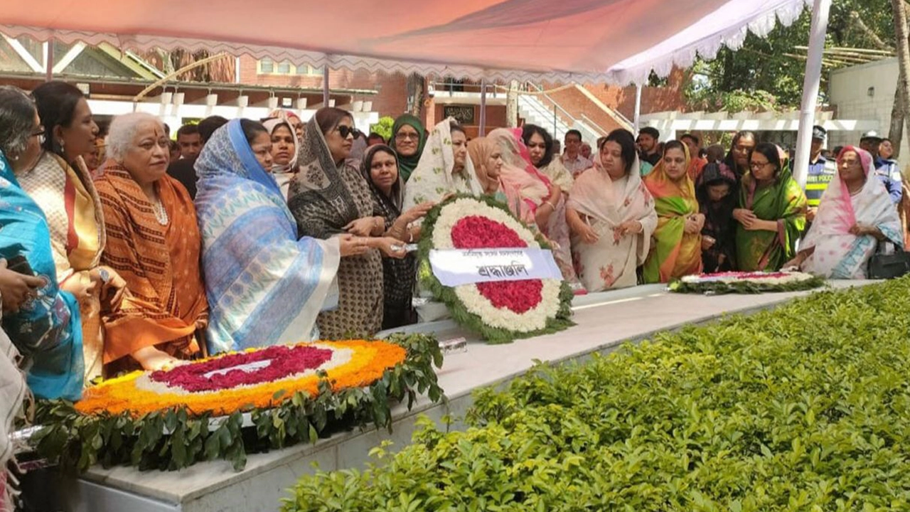 বঙ্গবন্ধুর সমাধিতে সংরক্ষিত মহিলা আসনের সংসদ সদস্যদের শ্রদ্ধা। ছবি : কালবেলা