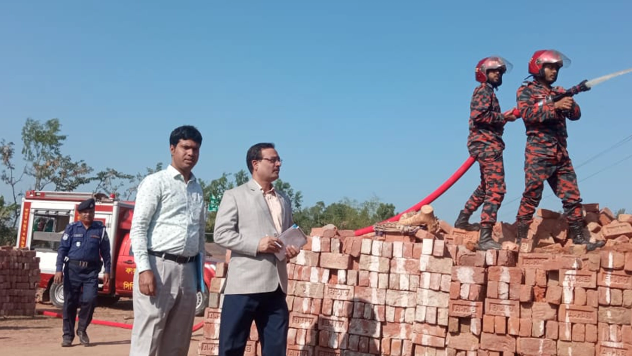 নওগাঁয় ইটভাটায় পরিবেশ অধিদপ্তরের অভিযান। ছবি : কালবেলা