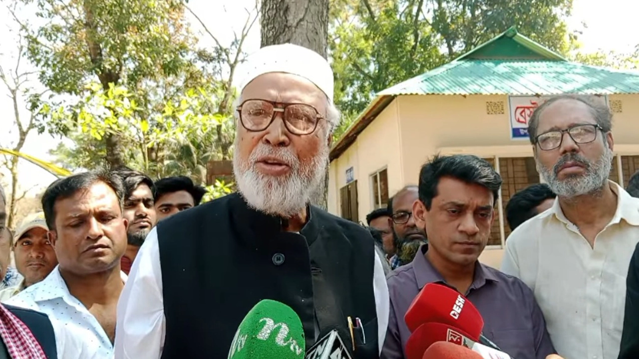 সাংবাদিকদের সঙ্গে আলাপকালে বঙ্গবীর কাদের সিদ্দিকী। ছবি : কালবেলা