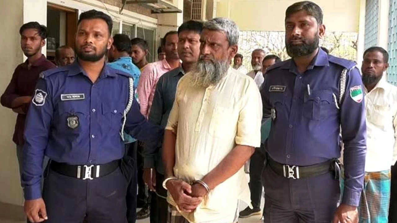 দণ্ডিত আসামি তরিকুল জোয়ার্দ্দার ওরফে এমপি কারাগারে নিয়ে যাওয়া হচ্ছে। ছবি : কালবেলা