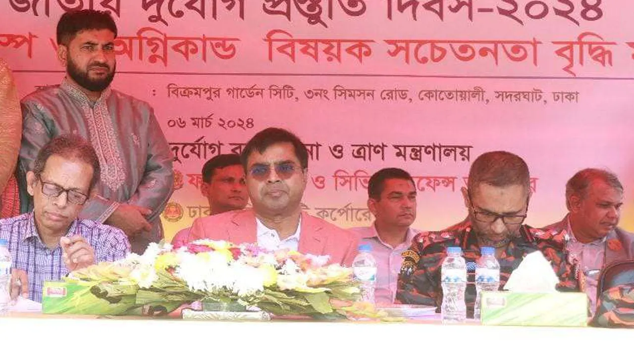 ভূমিকম্প ও অগ্নিকাণ্ড বিষয়ক সচেতনতা বৃদ্ধি মহড়ায় বক্তব্য দেন মোহাম্মদ সাঈদ খোকন। ছবি : কালবেলা