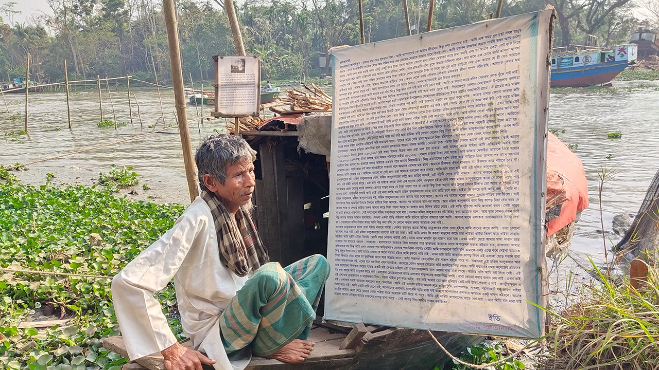 কাফনের কাপড় নিয়ে ১৩ বছর ধরে নৌকায় বসবাস পিরোজপুরের সুলতানের। ছবি : কালবেলা