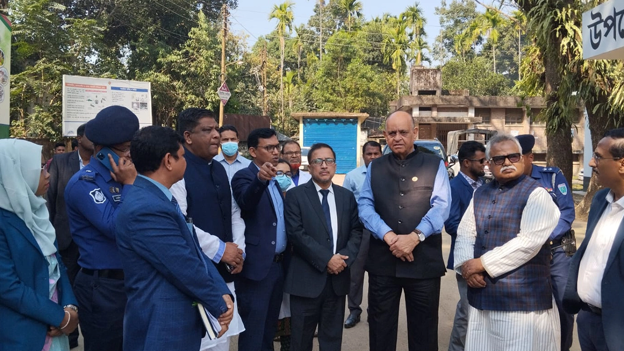 সিলেটে হাসপাতাল পরিদর্শনে স্বাস্থ্যমন্ত্রী সামন্ত লাল সেন। ছবি : কালবেলা