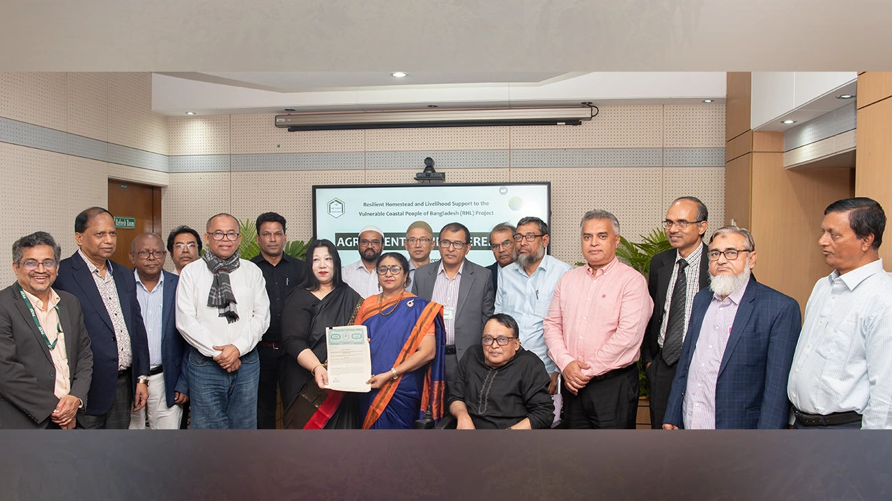 জলবায়ু পরিবর্তন মোকাবিলায় ১৬ এনজিওর সঙ্গে পিকেএসএফের চুক্তি স্বাক্ষর। ছবি : সংগৃহীত