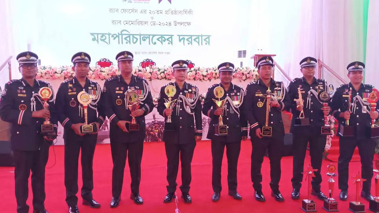 র‍্যাবের মহাপরিচালক (ডিজি) পদক প্রদান। ছবি : সংগৃহীত