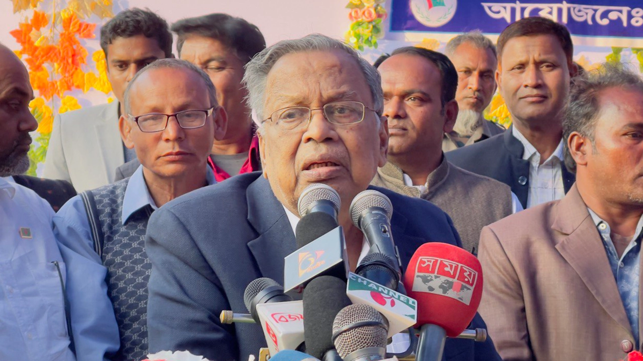 খানসামা উপজেলার পাকেরহাট শহীদ মিনার উন্মুক্ত মঞ্চে গণসংবর্ধনা অনুষ্ঠানে বক্তব্য দেন অর্থমন্ত্রী আবুল হাসান মাহমুদ আলী। ছবি : কালবেলা