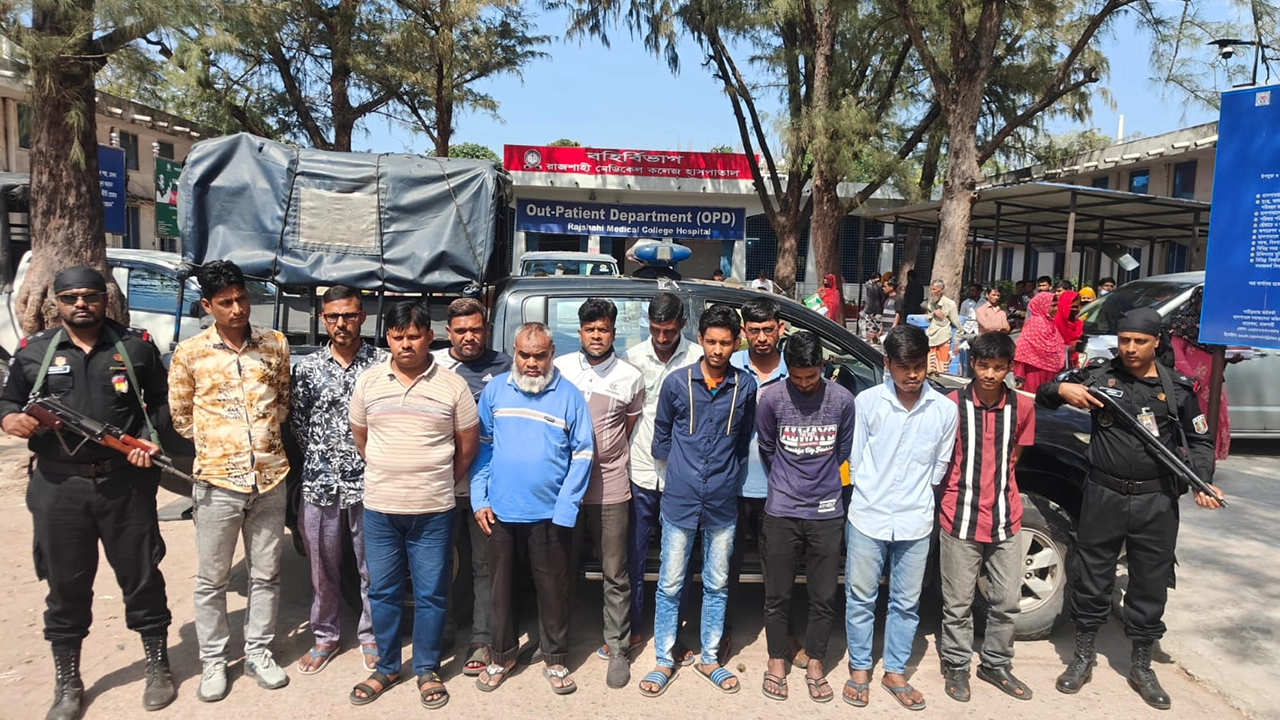 রাজশাহীর হাসপাতালে অভিযান চালিয়ে দালাল চক্রের ১২ সদস্যকে গ্রেপ্তার করে র‌্যাব। ছবি : কালবেলা