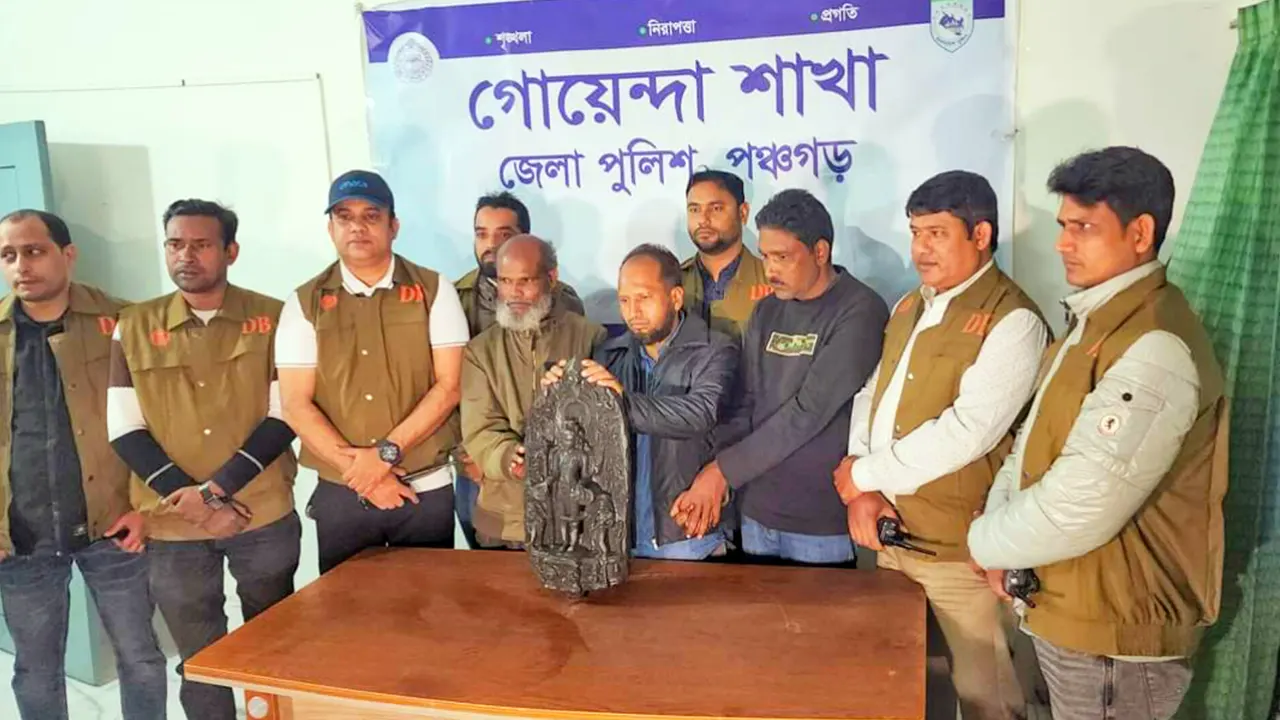 পঞ্চগড়ের দেবীগঞ্জে বানুরহাট বাজারে কষ্টি পাথরের মূর্তি পাচারের সঙ্গে জড়িত তিনজনকে আটক করা হয়। ছবি : কালবেলা