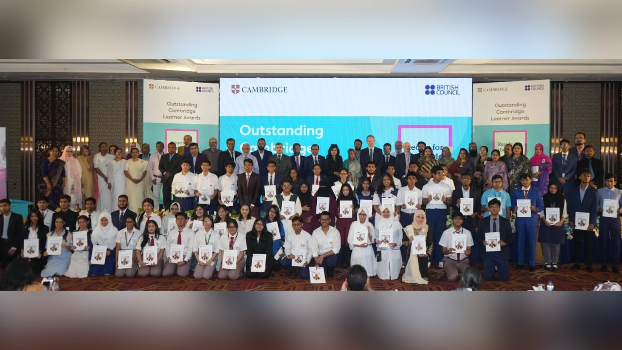 আউটস্ট্যান্ডিং কেমব্রিজ লার্নার অ্যাওয়ার্ডস প্রোগ্রামে অংশগ্রহণকারী শিক্ষার্থীদের সঙ্গে অতিথিরা। ছবি : সংগৃহীত