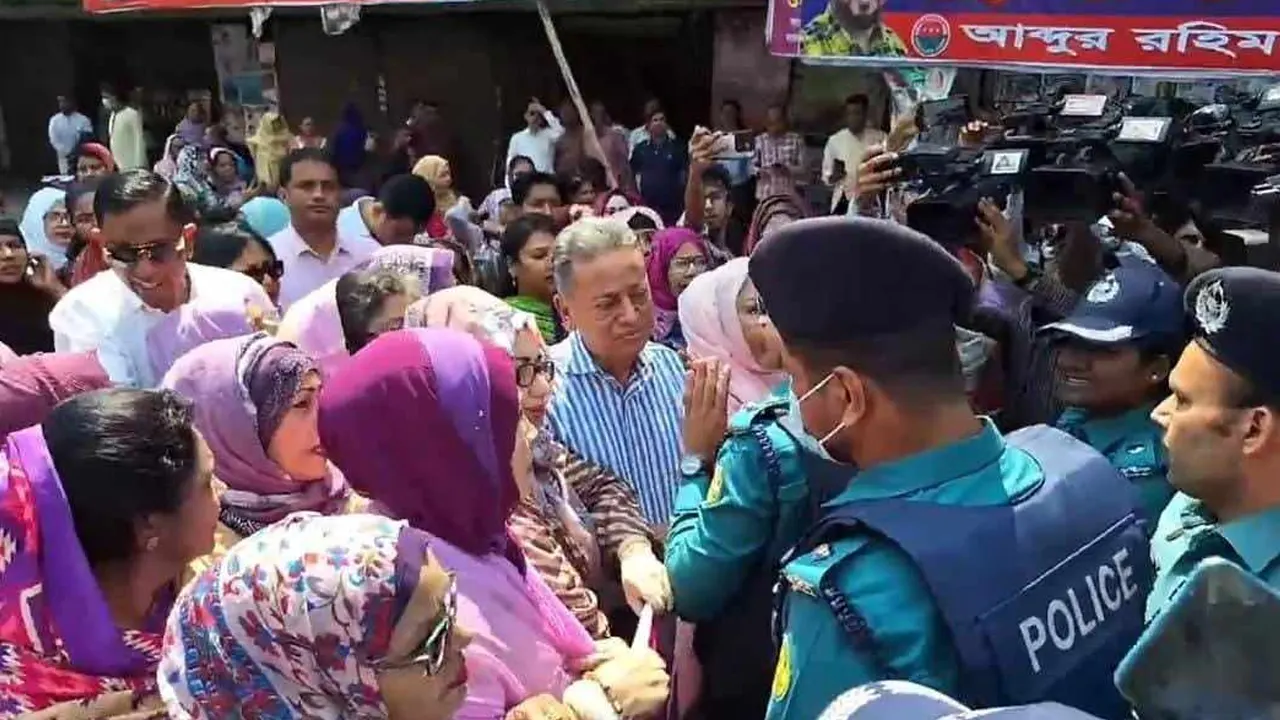 পুলিশের বাধার মুখে জাতীয়তাবাদী মহিলা দলের র‍্যালি। ছবি : কালবেলা