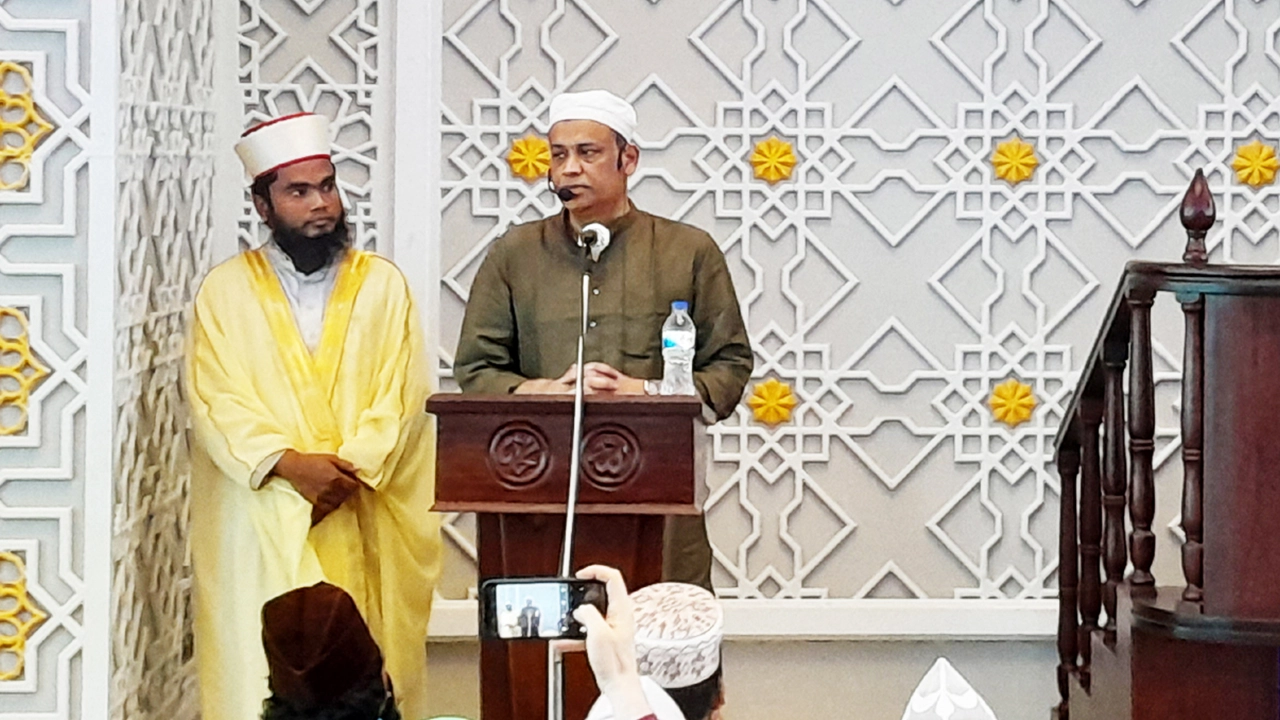 জুমার নামাজ আদায়ের আগে বক্তব্য দেন সাবেক ভূমিমন্ত্রী সাইফুজ্জামান চৌধুরী জাবেদ। ছবি : কালবেলা
