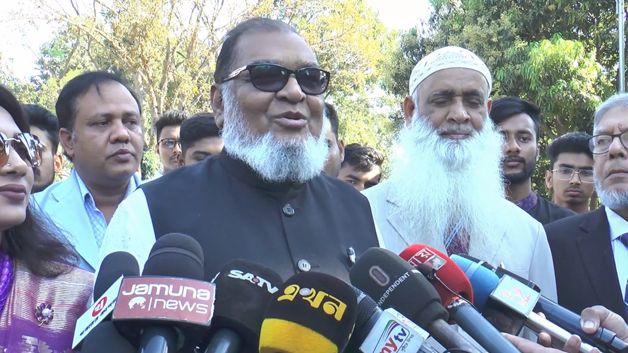 সাংবাদিকদের সঙ্গে কথা বলেন মুক্তিযুদ্ধবিষয়ক মন্ত্রী আ.ক.ম মোজাম্মেল হক। ছবি : কালবেলা