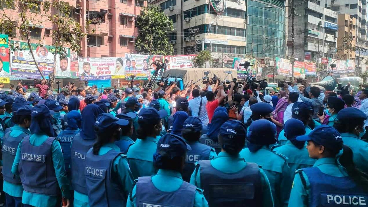মহিলা দলের সমাবেশে পুলিশ। ছবি : কালবেলা