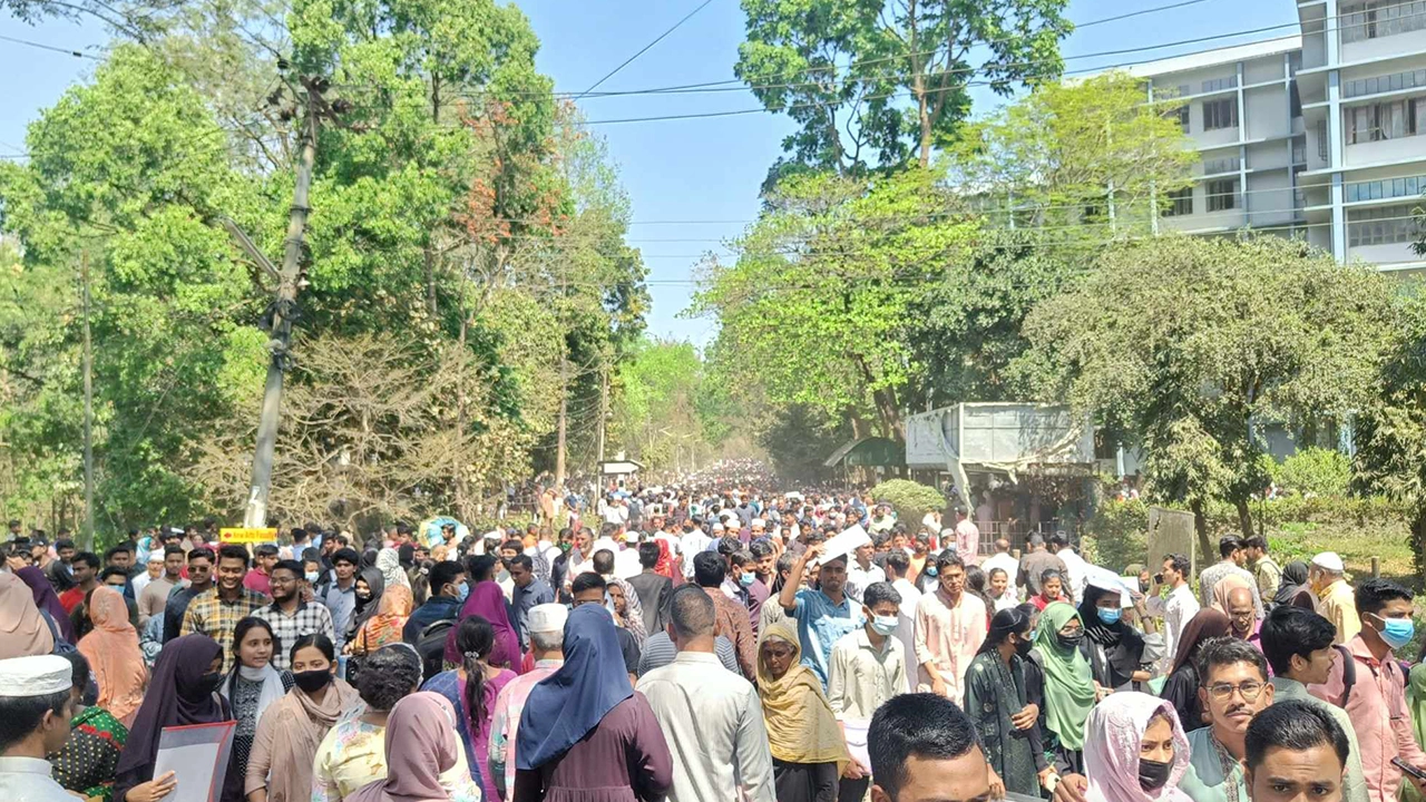 চট্টগ্রাম বিশ্ববিদ্যালয়ে পরীক্ষার্থীদের ভিড়। ছবি : কালবেলা