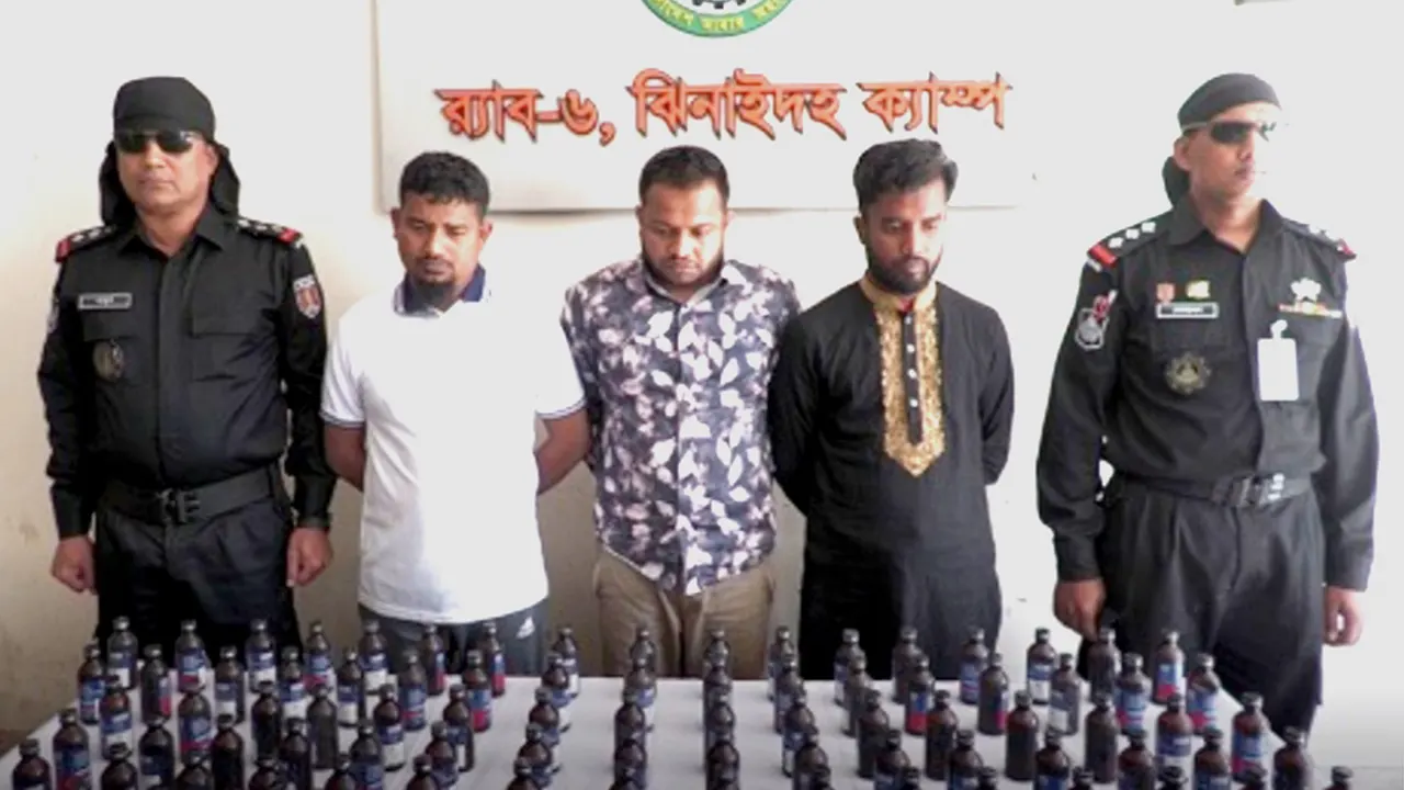 যুগ্ম সচিবের ব্যবহৃত গাড়ি থেকে ১৫০ বোতল ফেনসিডিলসহ আটক তিন ব্যক্তি। ছবি : কালবেলা