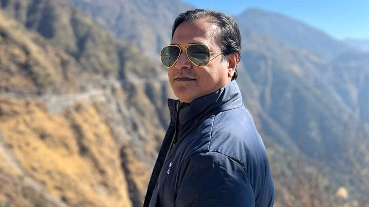 ১২ বছর পর ভোট দিলেন আসিফ আকবর 