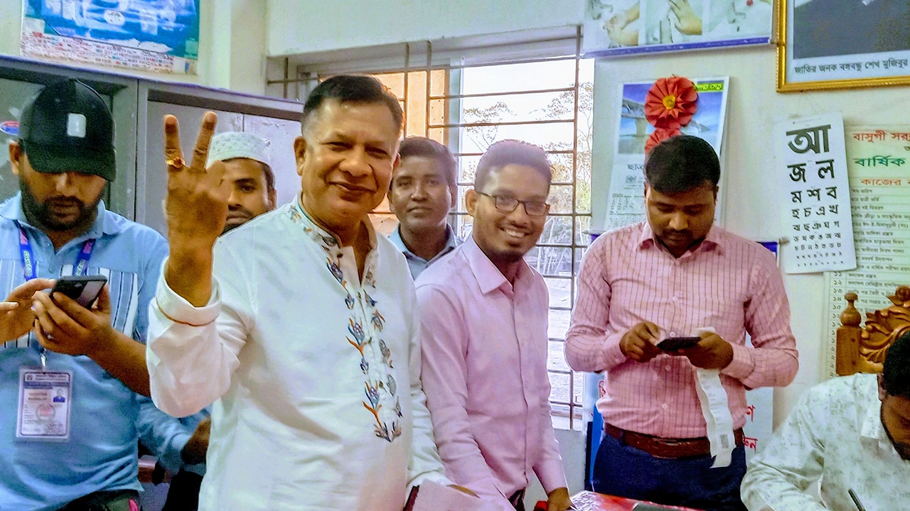 বিজয় চিহ্ন দেখাচ্ছেন মতিয়ার রহমান। ছবি : কালবেলা