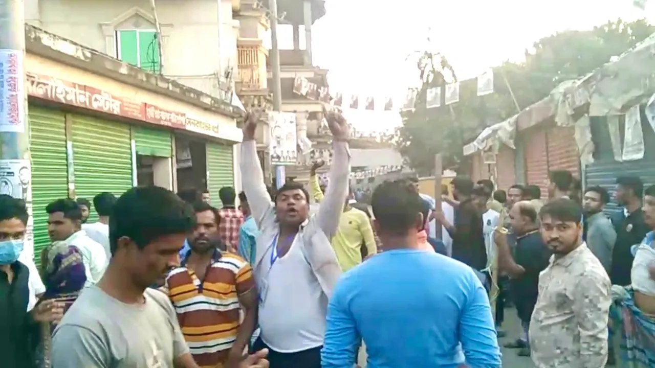 সোনারগাঁয়ে উপনির্বাচনে ভোট গণনার সময় দুপক্ষের সমর্থকদের সংঘর্ষ হয়। ছবি : কালবেলা