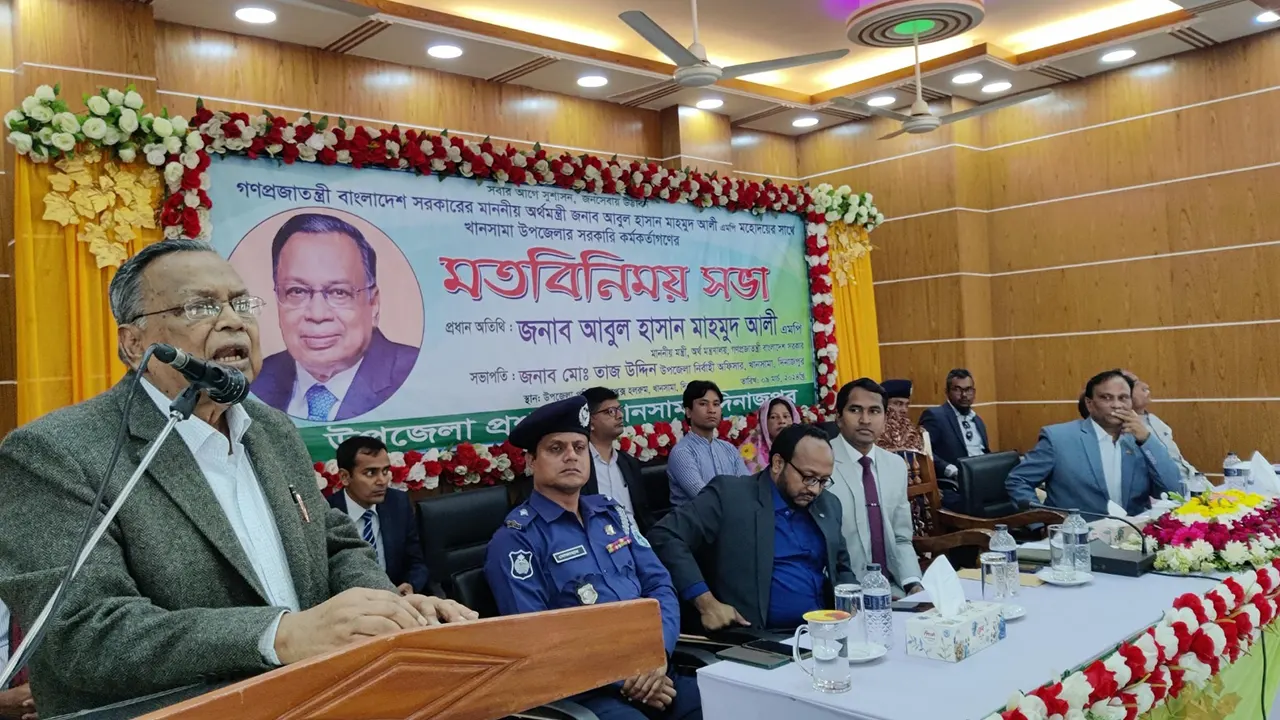 দিনাজপুরের খানসামায় উপজেলার সব কর্মকর্তাদের সঙ্গে মতবিনিময় সভায় অর্থমন্ত্রী আবুল হাসান মাহমুদ আলী। ছবি : কালবেলা
