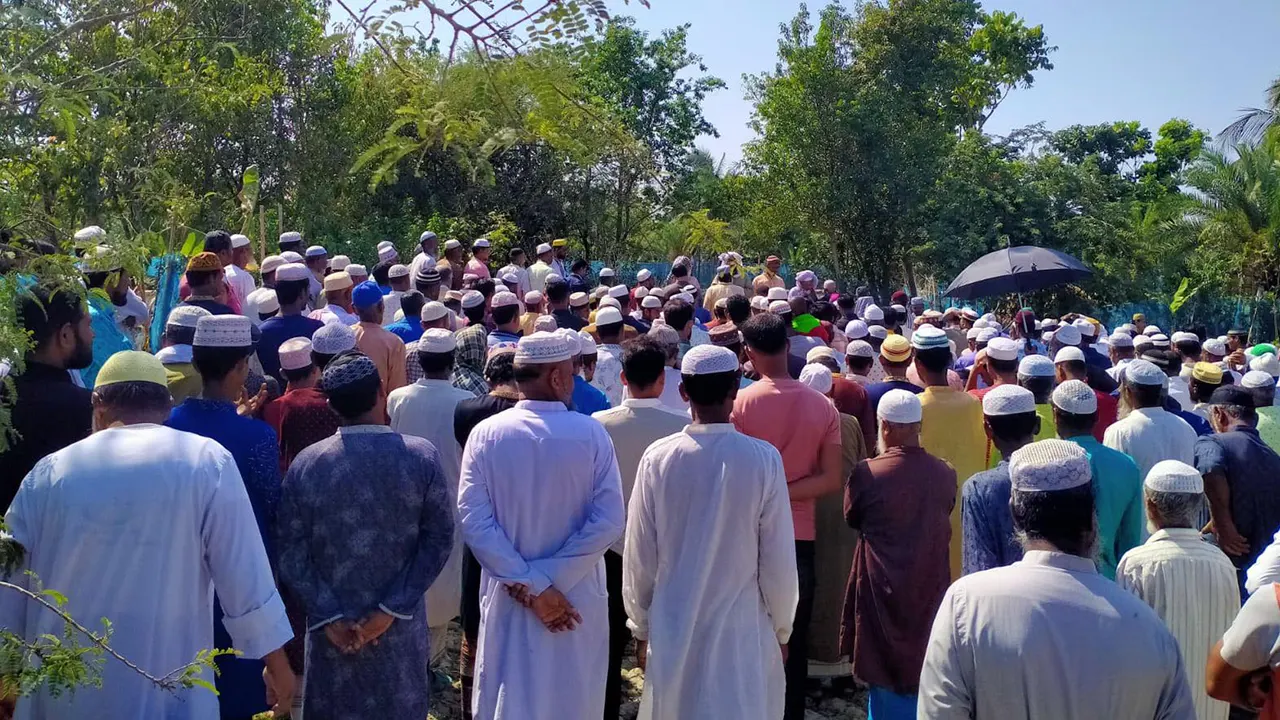 সমাজকর্মী মো. রুহুল আমিন মিস্ত্রীর জানাজায় অংশ নেওয়া মুসল্লিদের একাংশ। ছবি : কালবেলা