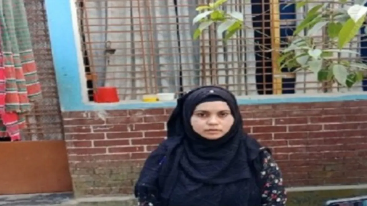 অনশনকারী হালিমা আক্তার রোমানা। ছবি : কালবেলা