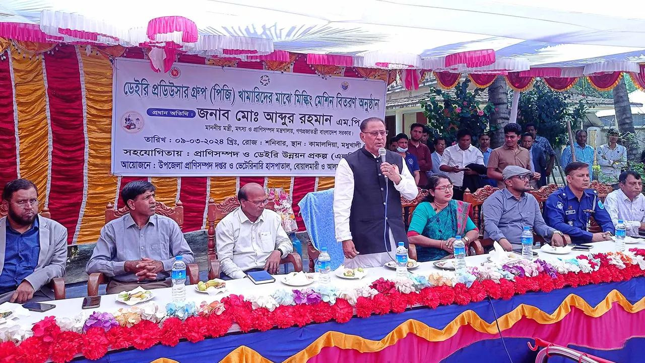 খামারিদের মাঝে মিল্কিং মেশিন বিতরণ অনুষ্ঠানে প্রধান অতিথির বক্তব্য দেন মৎস্য ও প্রাণিসম্পদ মন্ত্রী আব্দুর রহমান। ছবি : কালবেলা