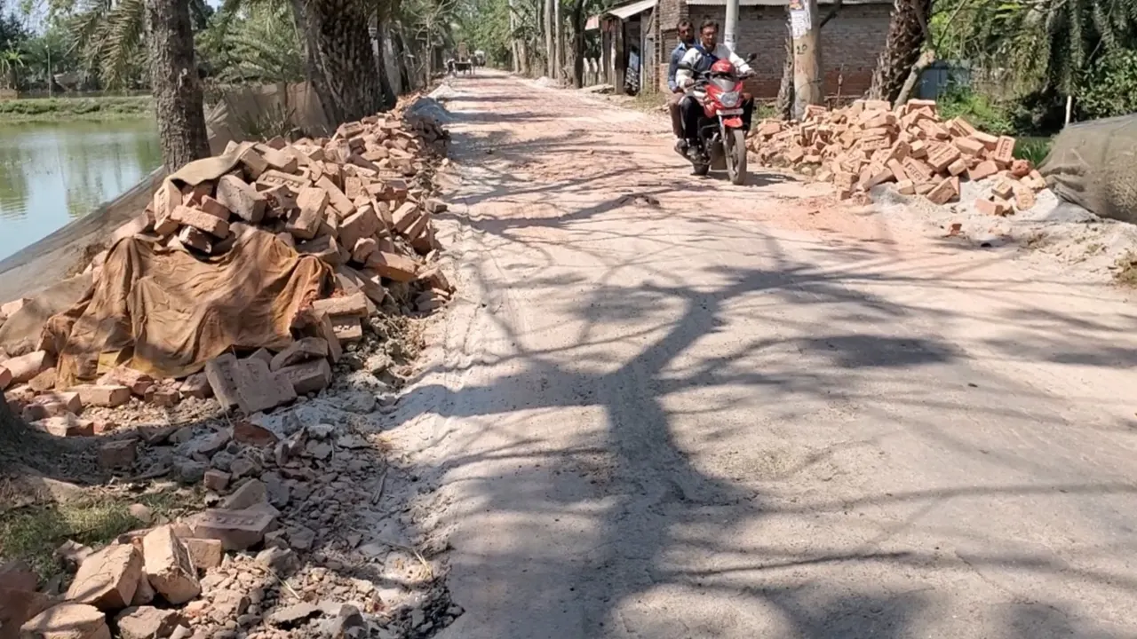 সাতক্ষীরার আশাশুনি উপজেলায় পিচের রাস্তা খুঁড়ে বানানো হচ্ছে ইটের রাস্তা। ছবি : কালবেলা