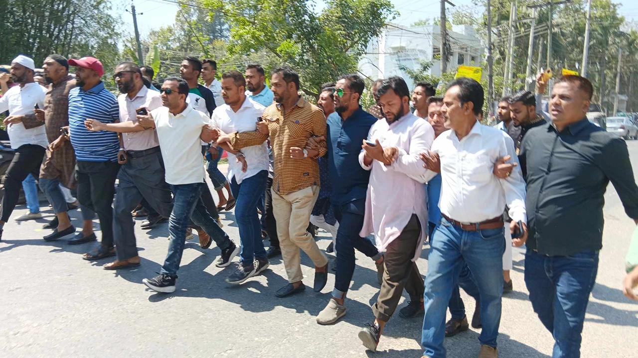 আবুল খায়ের ভূঁইয়াকে কারাগারে পাঠানোর প্রতিবাদে বিক্ষোভ। ছবি : কালবেলা