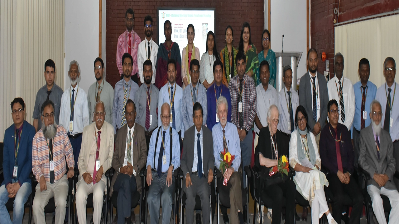 আন্তর্জাতিক উপদেষ্টাদের সংবর্ধনা দেয় আইইউবিএটি। ছবি : সংগৃহীত