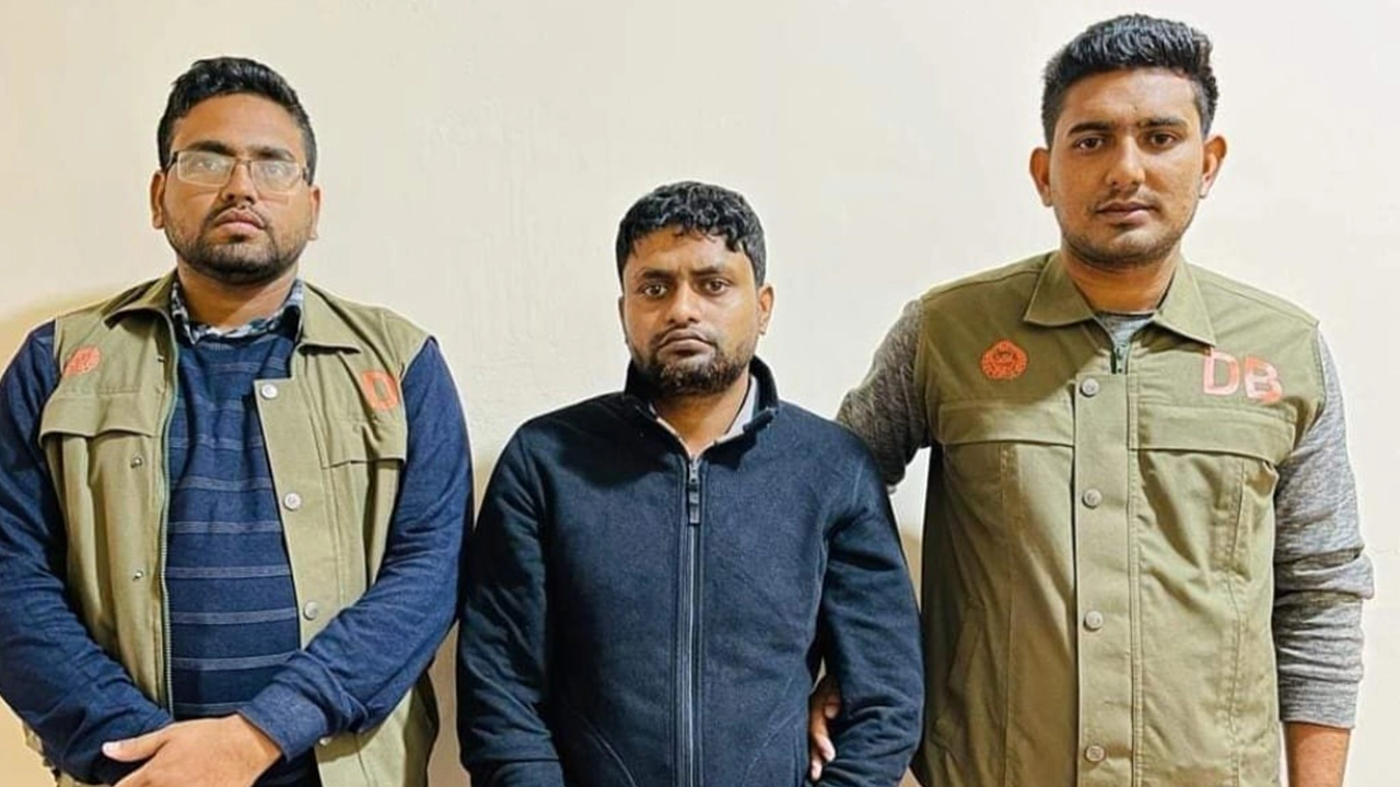 ডিবির কাছে আটককৃত মৃত্যুদণ্ডপ্রাপ্ত আসামি নাহিদ ইমরান নিয়ন। ছবি : কালবেলা