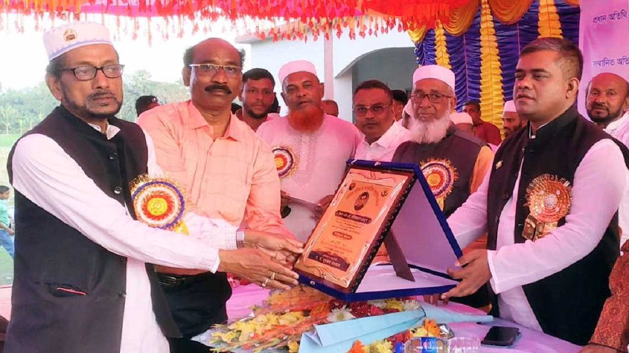 শহীদ শেখ রাসেল মুজিব মাধ্যমিক বিদ্যালয়ের বার্ষিক ক্রীড়া প্রতিযোগিতার পুরস্কার বিতরণী অনুষ্ঠানে কথা বলেন এইচ.এম বদিউজ্জামান সোহাগ। ছবি : কালবেলা